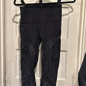 Lululemon Black Lace Leggings Wunder Under Tights with 25” inseam. Sz 6